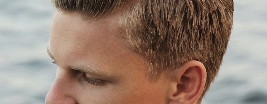 How should men alter how they shampoo their hair during hot and humid weather?